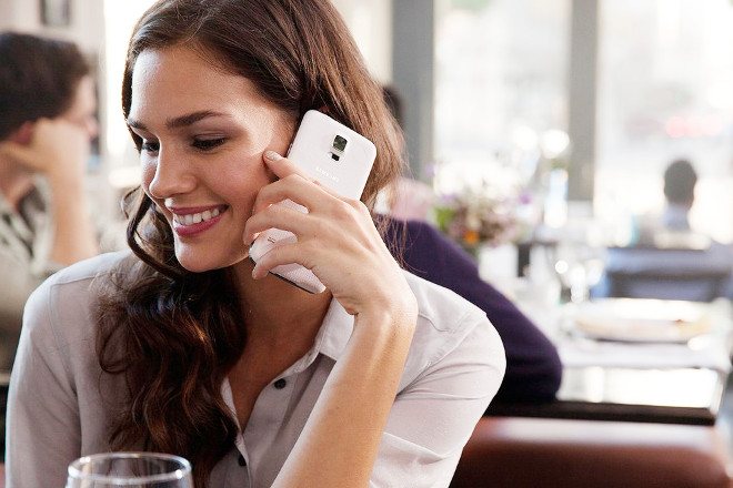 Девушка разговаривает по телефону