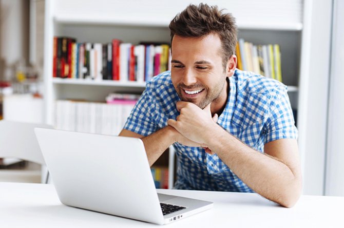 Мужчина общается