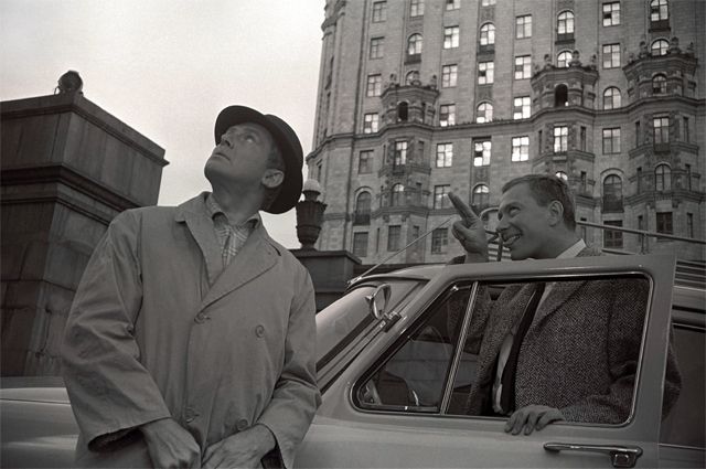 Первая попытка Деточкина угнать машину Семицветова не увенчалась успехом. Поэтому герой Смоктуновского приходит к дому спекулянта (Смоленская набережная, 2а).