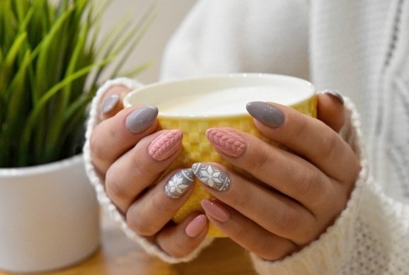 Руки держат чашку. фото