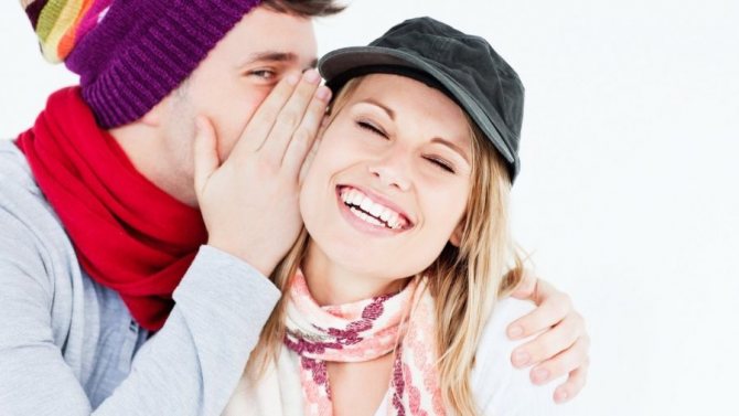 Шепчет на ухо