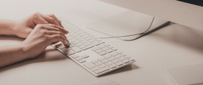 женские руки на белой клавиатуре мак как отдохнуть в отпуске и забыть о работе