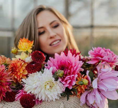 женское лицо среди цветов. фото